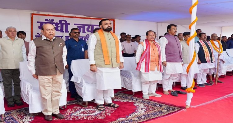 मुख्यमंत्री ने राष्ट्रपिता महात्मा गांधी की जयंती के अवसर पर उनकी आदमकद प्रतिमा पर किया माल्यार्पण